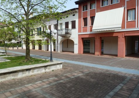 Paderno Franciacorta – Negozio Con Vetrina