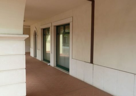 Paderno Franciacorta – Ampio Negozio