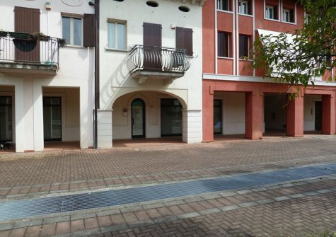 Paderno Franciacorta – Negozio Su Piazza
